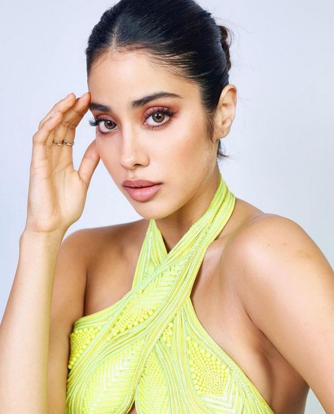 Staggering Poses Of Janhvi Kapoor